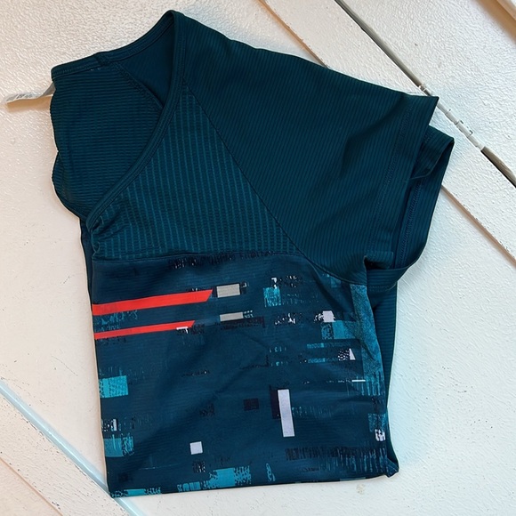 Under Armour • HeatGear Active Geometric Top • Women's size Small S - Picture 12 of 12